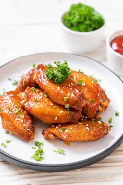 Beyaz susamlı ızgara tavuk kanadı.