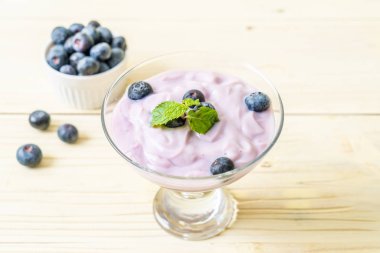 Taze yaban mersinli ev yapımı yoğurt