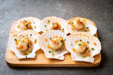 Kızarmış deniz tarağı, tereyağı ve sarımsak.