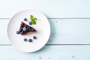 Ahşap arka planda ev yapımı yaban mersinli kek.