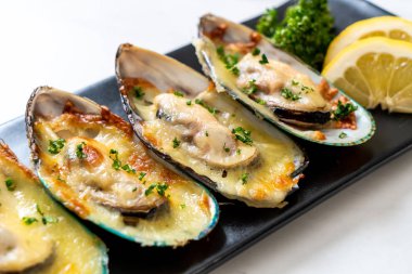 Peynirli taze midye.