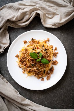 kıyılmış domuz eti ve fesleğen ile tavada kızartılmış acılı spagetti