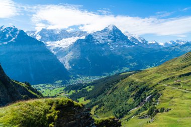 Grindelwald köyü Alpler Dağı ve İsviçre mavi gökyüzü ile