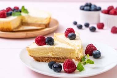 Ev yapımı cheesecake taze ahududu ve yaban mersini ile