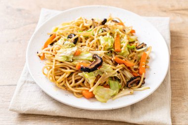 tavada kızartılmış yakisoba noodle sebzeli - vegan ve vejetaryen yiyecekler