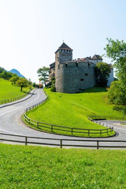Güzel mimari Kalesi'nde Vaduz, Liechtenstein Prens mavi gökyüzü ile resmi konutu