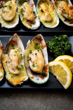 Peynirli taze midye.