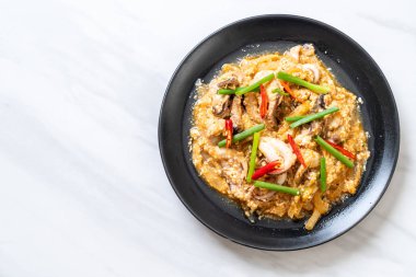 Karıştırılmış kalamar ya da tuzlu yumurtalı ahtapot - Asya deniz ürünleri tarzı