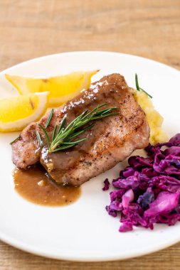 kırmızı lahana ve patates püresi beyaz plaka üzerinde domuz eti biftek