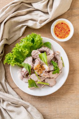 Soslu ve sebzeli haşlanmış balık sosu.