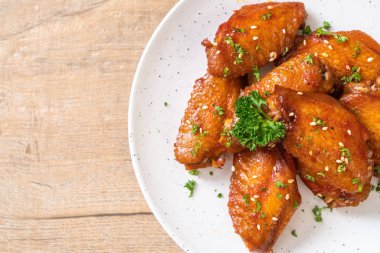 Beyaz susamlı ızgara tavuk kanadı.