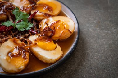 Tamarind soslu haşlanmış yumurta veya tatlı ve ekşi yumurta.