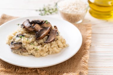 Mantar ve peynir ile ev yapımı risotto