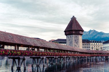 Tarihi kent merkezi, Lucerne (Luzern) İsviçre'deki ünlü Şapel Köprüsü ile.