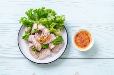 Soslu ve sebzeli haşlanmış balık sosu.