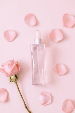parfüm şişesi ile rose petal arka plan üzerinde
