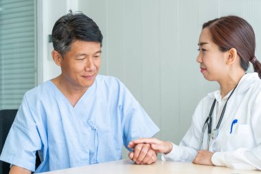 Asya kıdemli olan istişare ile doktor hasta Office - seçici odak noktası