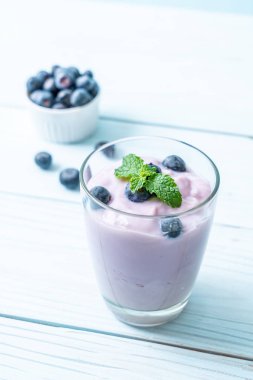 Taze yaban mersinli ev yapımı yoğurt