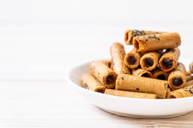 Taylandlı çıtır Hindistan cevizi roll - Tay tatlı snack