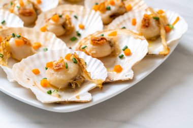 Kızarmış deniz tarağı, tereyağı ve sarımsak.