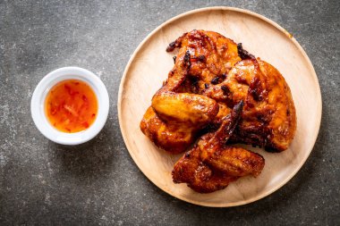 Masada ızgara ve ızgara tavuk.