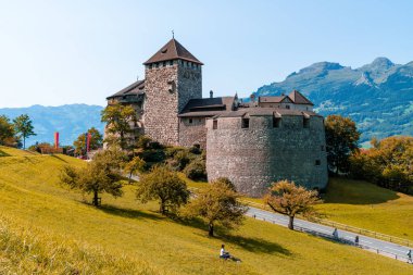 Güzel mimari Kalesi'nde Vaduz, Liechtenstein Prens mavi gökyüzü ile resmi konutu