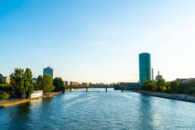 Frankfurt am Main manzarası twilight saat sırasında.