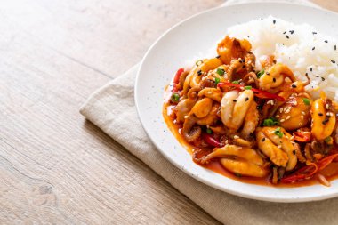 tavada kızartılmış ahtapot veya kalamar ve pirinç - Kore yemeği tarzı ile Kore baharatlı hamur (osam bulgogi)