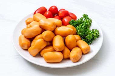 domuz eti kokteyl sosisi plaka üzerinde