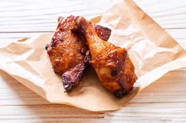 Masada ızgara ve ızgara tavuk.