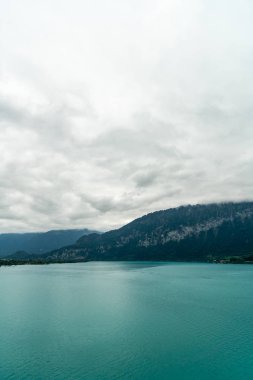 Thun Gölü ile İsviçre bulutlu