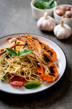 ızgara karides ve domates - İtalyan Füzyon gıda tarzı ile tavada kızartılmış spagetti