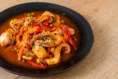 tavada kızartılmış ahtapot veya kalamar ile Kore baharatlı hamur (osam bulgogi) - Kore Gıda tarzı