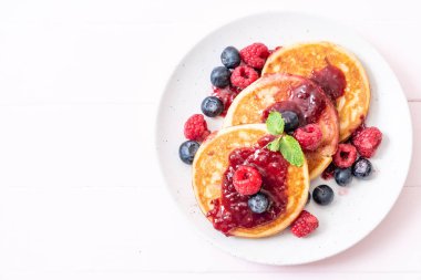 Taze ahududu ve yabanmersinli gözleme.