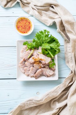 Soslu ve sebzeli haşlanmış balık sosu.