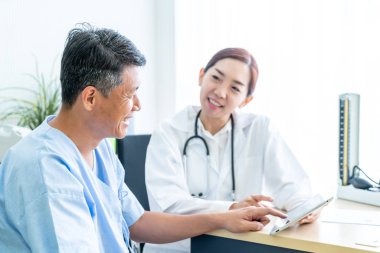 Asya kıdemli olan istişare ile doktor hasta Office - seçici odak noktası