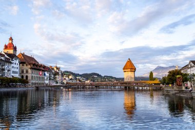 Luzern, İsviçre - 28 Ağustos 2018: Görünüm Luzern city, nehir Reuss eski bina, Luzern, İsviçre, Europe ile.