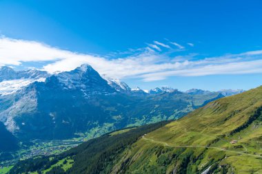Grindelwald köyü Alpler Dağı ve İsviçre mavi gökyüzü ile