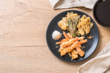 karides tempura (hırpalanmış kızarmış karides) sebze - Japon gıda tarzı