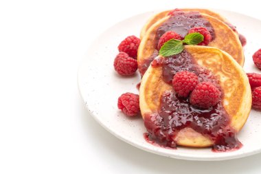 Taze ahududu ve beyaz arka plan üzerinde izole frambuaz sos ile gözleme