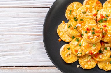 Sahanda yumurta yumuşak tofu sarımsak - sağlıklı, vegan ve sebze gıda tarzı