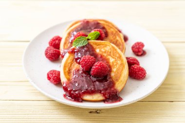 Taze ahududu ve frambuaz sos ile sufle gözleme