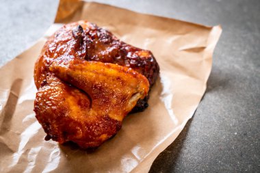 Masada ızgara ve ızgara tavuk.