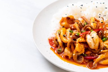 tavada kızartılmış ahtapot veya kalamar ve pirinç - Kore yemeği tarzı ile Kore baharatlı hamur (osam bulgogi)