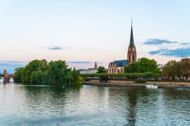 Frankfurt am Main manzarası twilight saat sırasında.