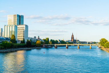 Frankfurt am Main manzarası twilight saat sırasında.