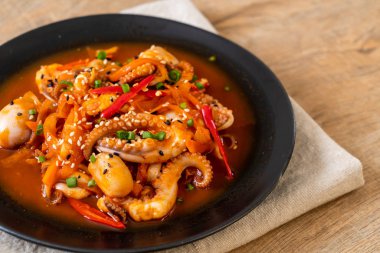 tavada kızartılmış ahtapot veya kalamar ile Kore baharatlı hamur (osam bulgogi) - Kore Gıda tarzı