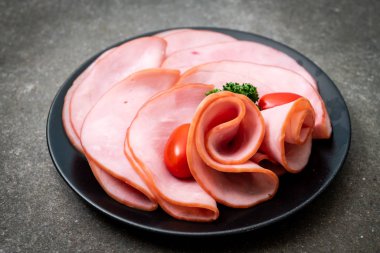 tabağa dilimlenmiş jambon füme