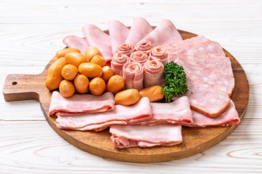 pastırma, sosis, jambon füme ve barbekü pastırma ahşap tahta üzerinde