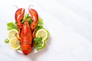 taze Haşlanmış istakoz sebze ve limon ile
